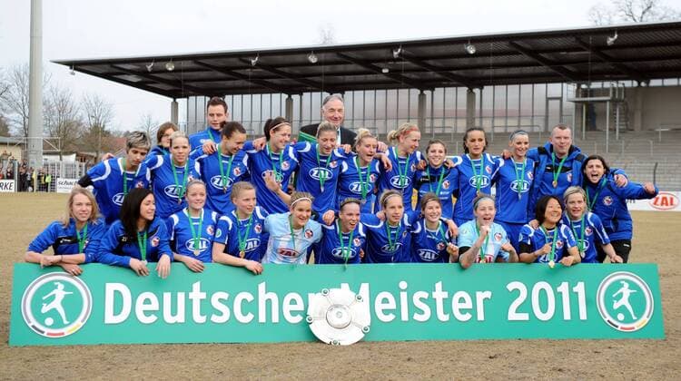 1. FFC Turbine Potsdam - Deutscher Meister 2011 mit der Meisterschale o0 Pokal Trophäe Objekte Mannschaftsbild Totale