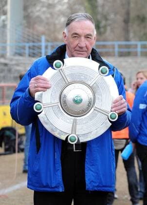 1. FFC Turbine Potsdam - Deutscher Meister 2011 - Trainer Bernd Schröder (Turbine Potsdam) mit der Meisterschale, 13.03. 2011, o0 Pokal Trophäe Objekte