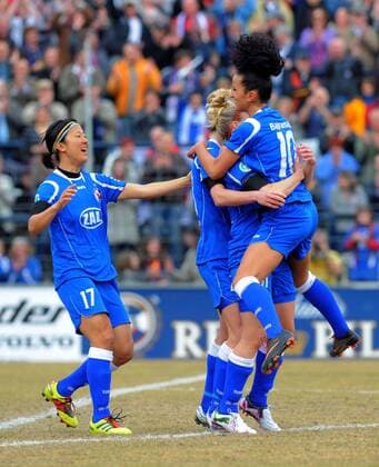 1. FFC Turbine Potsdam - SG Essen Schoenebeck- 1:0, Torjubel 2:0 vlnr Yuki NAGASATO, Anja MITTAG Torschuetzin, Fatmire BAJRAMAJ o0 Jubel, Freude
