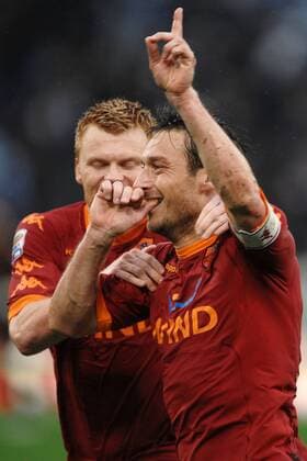 Francesco Totti (R), John Arne Riise, AS Rom (rot) - Lazio Rom (schwarz weiß) andreaxstaccioli o0 Jubel, Freude