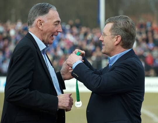 1. FFC Turbine Potsdam ist Deutscher Meister 2011 Trainer Bernd SCHROEDER ((li.) Turbine erhaelt von Bundespräsident Christian WULFF (CDU) die Meisterschaftsmedaille o0 Siegerehrung Medaille people Politik Präsident Jubel, Freude Sieg