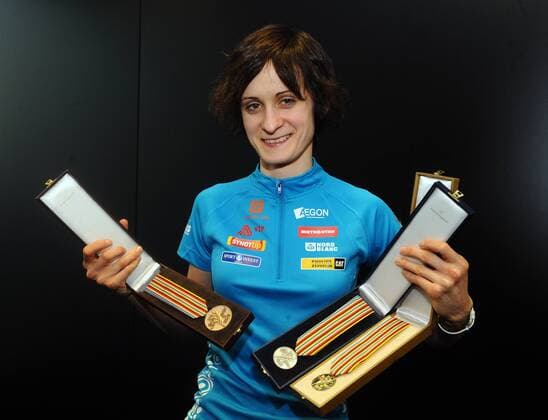 Czech speedskater Martina Sablikova poses with the medals at the press conference after her arrival from World Championships to Prague, Czech Republic on Mar. 14, 2011. (CTKxPhoto StanislavxPeska)  CTKPhoto4201103140992901 o0 Empfang Weltmeisterin Sieg Medaille, Goldmedaille Objekte