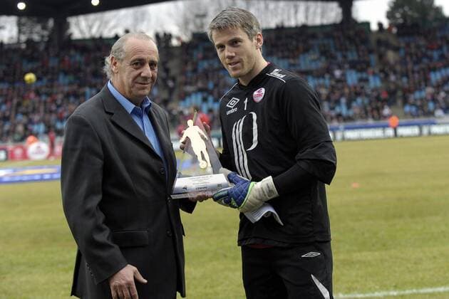 OSC Lille (rot) - FC Valenciennes (weiß), Mickael Landreau (Lille, R) - Spieler des Monats Februar - JBAutissier  o0 Ehrung Pokal Trophäe Objekte