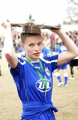 Tabea Kemme (Turbine Potsdam) mit der Meisterschale --- 1. FFC Turbine Potsdam ist Deutscher Meister o0 Jubel Freude Trophäe Schale kurios Komik