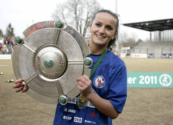 Fatmire Bajramaj (Turbine Potsdam) mit der Meisterschale --- 1. FFC Turbine Potsdam ist Deutscher Meister o0 Jubel Freude Trophäe Schale Aufmacher