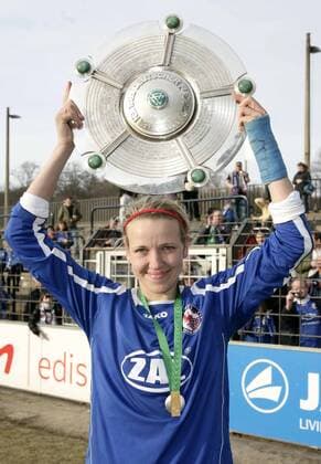 Viola Odebrecht (Turbine Potsdam) mit Meisterschale --- 1. FFC Turbine Potsdam ist Deutscher Meister o0 Jubel Freude Trophäe Schale Aufmacher