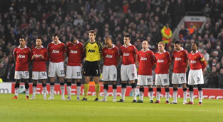 Manchester United players stand for a minutes silence in memory of the disaster in Japan EDITORIAL USE ONLY. No use with unauthorised audio, video, data, fixture lists, club league logos or live services. Online in-match use limited to 120 images, no video emulation. No use in betting, games or single club league player publications. o0 Totale Katastrophe Naturkatastrophe