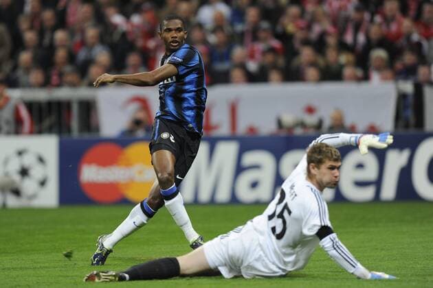 FC Bayern München (rot) vs. Inter Mailand (blau) --- Samuel Eto o eruielt das 0:1 gegen Torwart Thomas Kraft (Bayern) 