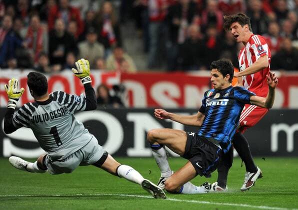 FC Bayern München vs. Inter Mailand --- Torwart Julio Cesar (li, Inter Mailand) gegen Andrea Ranocchia (Mitte, Inter Mailand) gegen Mario Gomez (re, FC Bayern München)  o0 Tor
