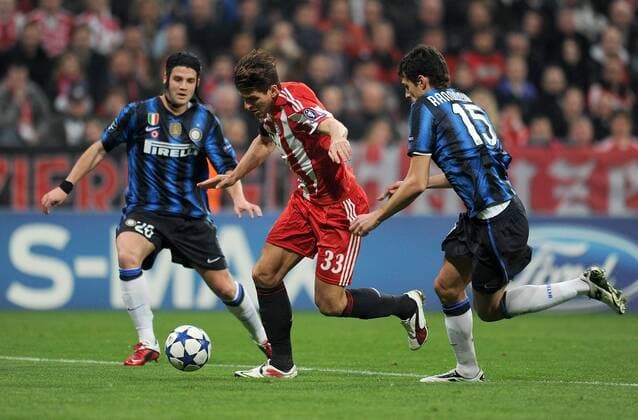 FC Bayern München vs. Inter Mailand --- Cristian Chivu (li, Inter Mailand) gegen Mario Gomez (Mitte, FC Bayern München) gegen Andrea Ranocchia (re, Inter Mailand) 