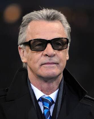 FC Bayern München vs. Inter Mailand --- Nationaltrainer Ottmar HITZFELD (Schweiz) mit einer 3 D Sonnenbrille  o0 Nationalteam Trainer kurios Komik Objekte Brille