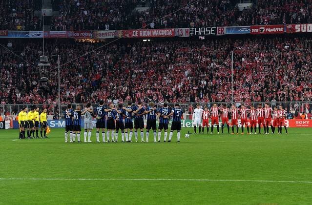FC Bayern München (re.) vs. Inter Mailand --- SCHWEIGEMINUTE beider Teams fur die Japan Opfer  o0 Totale Anteilnahme Katastrophe Naturkatastrophe