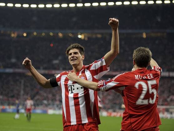 15.03.2011, Fussball Champions-League, Achtelfinale Rückspiel, FC Bayern München - Inter Mailand, Allianz-Arena München, Mario Gomez (München, li.) jubelt mit Thomas Müller