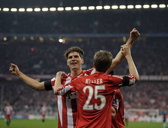 15.03.2011, Fussball Champions-League, Achtelfinale Rückspiel, FC Bayern München - Inter Mailand, Allianz-Arena München, Mario Gomez (München, li.) jubelt mit Thomas Müller