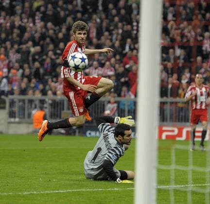 15.03.2011, Fussball Champions-League, Achtelfinale Rückspiel, FC Bayern München - Inter Mailand, Allianz-Arena München, Thomas Müller (li, Bayern München) erzielt die 2:1 Führung gegen Torwart Julio Cesar (Mailand).