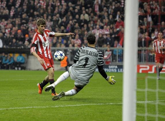 15.03.2011, Fussball Champions-League, Achtelfinale Rückspiel, FC Bayern München - Inter Mailand, Allianz-Arena München, Thomas Müller (li, Bayern München) erzielt die 2:1 Führung gegen Torwart Julio Cesar (Mailand).