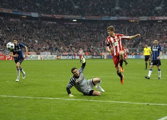 15.03.2011, Fussball Champions-League, Achtelfinale Rückspiel, FC Bayern München - Inter Mailand, Allianz-Arena München, Thomas Müller (re, Bayern München) erzielt die 2:1 Führung gegen Torwart Julio Cesar (Mailand).