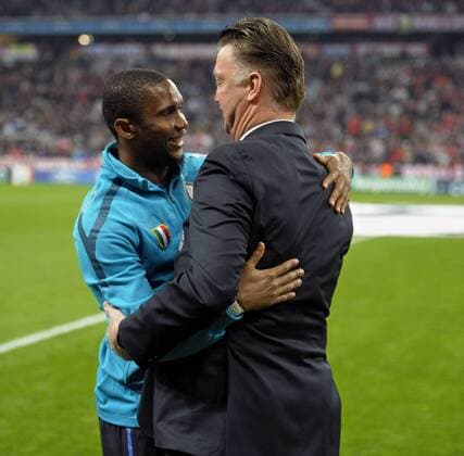 15.03.2011, Fussball Champions-League, Achtelfinale Rückspiel, FC Bayern München - Inter Mailand, Allianz-Arena München, vli: Samuel Etoo (Mailand) und Trainer Louis van Gaal (München) umarmen sich vor dem Spiel.