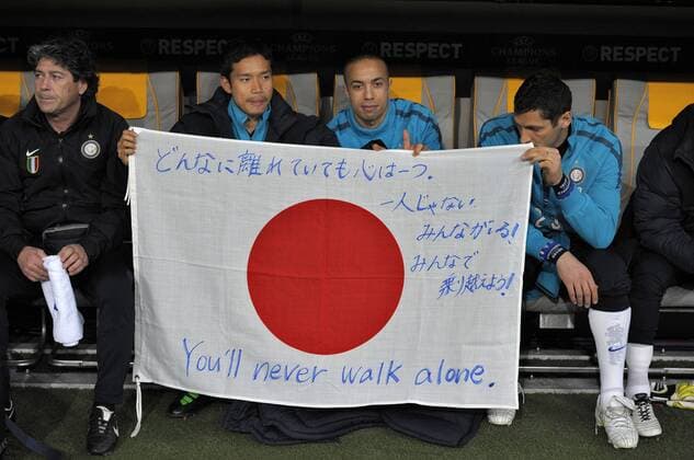15.03.2011, Fussball Champions-League, Achtelfinale Rückspiel, FC Bayern München - Inter Mailand, Allianz-Arena München, Houssine Kharja (Mailand, 2R) und Yuto Nagatomo (Mailand) mit einer Japanischen Nationalflagge mit persönlichem Gruß an dessen geschundenes Heimatland.