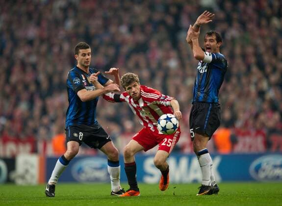Thomas MUELLER (M BAY) - Thiago MOTTA (l) und Dejan STANKOVIC ( beide MAI), FC Bayern München - Inter Mailand
