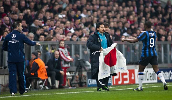 Samuel Eto o (Inter) widmet sein Tor Japan. Yuto Nagatomo (Inter) hat die japanische Flagge in der Hand. Mit der Aufschrift: You ll never walk alone., FC Bayern München (rot) - Inter Mailand (blau) o0 Etoo Jubel, Freude