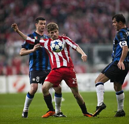 Thiago Motta (Inter, L), Thomas Mueller (FCB), FC Bayern München (rot) - Inter Mailand (blau)