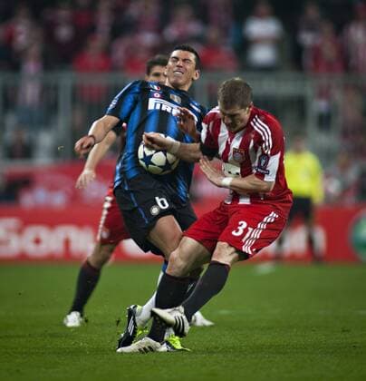 Lucio (Inter), Bastian Schweinsteiger (FCB), FC Bayern München (rot) - Inter Mailand (blau)
