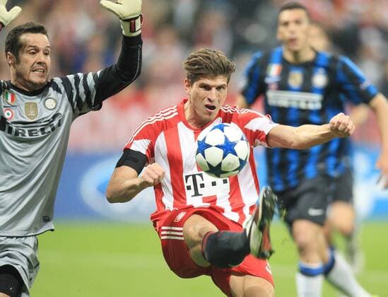 FC Bayern München (rot) - Inter Mailand (blau), Tor durch Mario Gomez (FC Bayern Muenchen) gegen Torwart Julio Cesar (Inter) xHOCHxZWEIx xChristianxKolbx