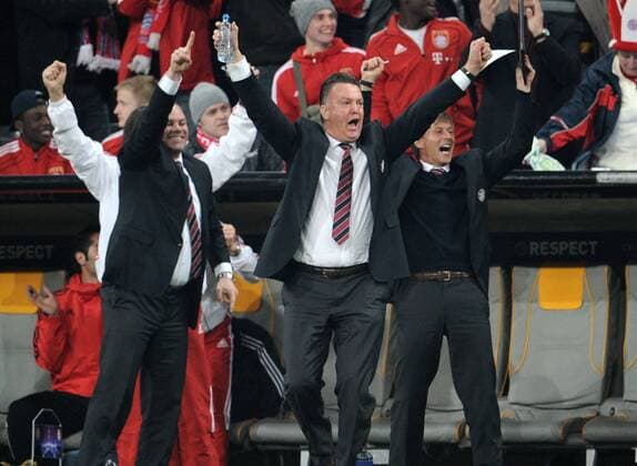 15-03-2011, Fussball, UEFA Champions League, Saison 2010-2011, Achtelfinale, Rückspiel, FC BAYERN MÜNCHEN - INTER MAILAND Jubel auf der Bayern Trainerbank nach dem zweiten Treffer, v.re. Co-Trainer Andries Jonker (Bayern München), Trainer Louis van Gaal (Bayern München) und Sportdirektor Christian Nerlinger (Bayern München)
