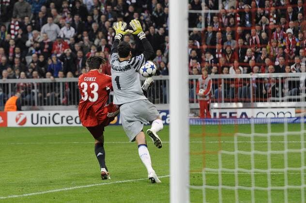 Tor zum 1-1 durch Mario GOMEZ (Bayern Muenchen) gegen Torwart Julio CESAR (Mailand), FC Bayern München (rot) - Inter Mailand (blau)