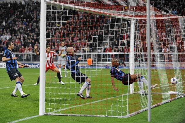 Tor zum 1-1 durch Mario GOMEZ (2,V.LI)Bayern Muenchen) Esteban CAMBIASSO und MAICON können den Ball nicht mehr stoppen, FC Bayern München (rot) - Inter Mailand (blau)
