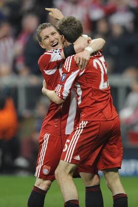 Jubel nach dem Tor zum 2-1 mit Bastian SCHWEINSTEIGER (Bayern Muenchen, L) und dem Torschützen Thomas MUELLER (Bayern Muenchen,re), FC Bayern München (rot) - Inter Mailand (blau) o0 Jubel, Freude