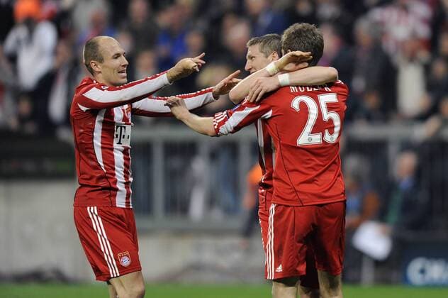 Jubel nach dem Tor zum 2-1 mit v.li: Arjen ROBBEN (Bayern Muenchen), Bastian SCHWEINSTEIGER (Bayern Muenchen) und dem Torschützen Thomas MUELLER (Bayern Muenchen,re), FC Bayern München (rot) - Inter Mailand (blau) o0 Jubel, Freude