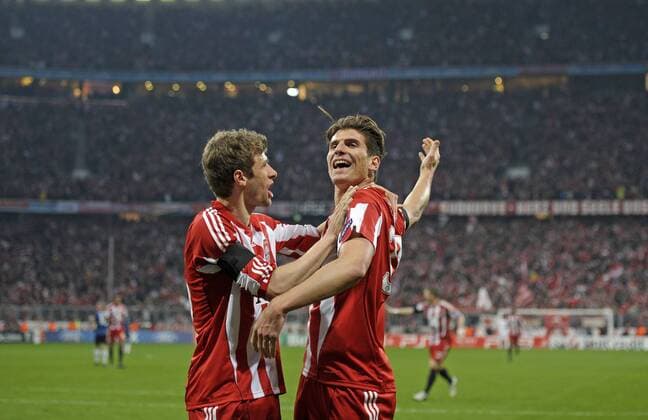 FC Bayern München (rot) - Inter Mailand (blau), v.l. Thomas Müller (Bayern München) und Mario Gomez (München) jubeln. o0 Jubel, Freude