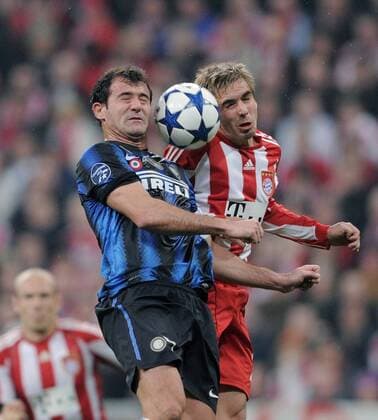 FUSSBALL CHAMPIONS LEAGUE SAISON 2010 2011 Achtelfinale 15.03.2011 FC Bayern München - Inter Mailand Dejan Stankovic (li, Inter) gegen Philipp Lahm (FC Bayern München) 