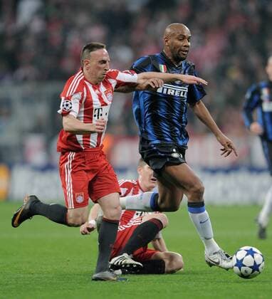 FUSSBALL CHAMPIONS LEAGUE SAISON 2010 2011 Achtelfinale 15.03.2011 FC Bayern München - Inter Mailand Maicon (re, Inter) gegen Franck Ribery (li, FC Bayern München) 