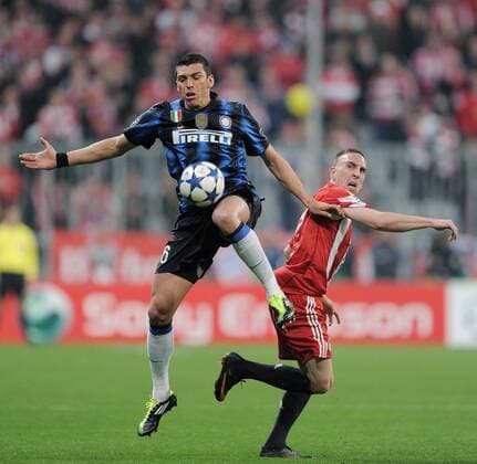 FUSSBALL CHAMPIONS LEAGUE SAISON 2010 2011 Achtelfinale 15.03.2011 FC Bayern München - Inter Mailand Lucio (li, Inter) gegen Franck Ribery (FC Bayern München) 