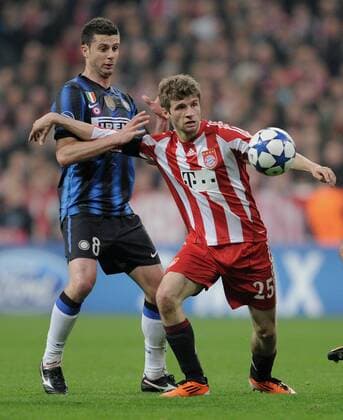 FUSSBALL CHAMPIONS LEAGUE SAISON 2010 2011 Achtelfinale 15.03.2011 FC Bayern München - Inter Mailand Thiago Motta (li, Inter) gegen Thomas Mueller (FC Bayern München) 