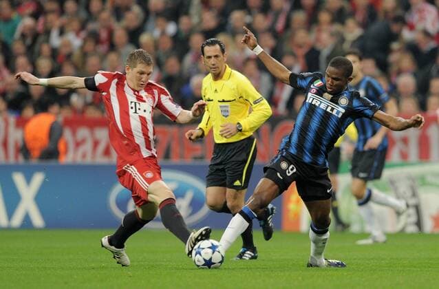 FUSSBALL CHAMPIONS LEAGUE SAISON 2010 2011 Achtelfinale 15.03.2011 FC Bayern München - Inter Mailand Bastian Schweinsteiger (li, FC Bayern München) gegen Samuel Eto o (Inter) 