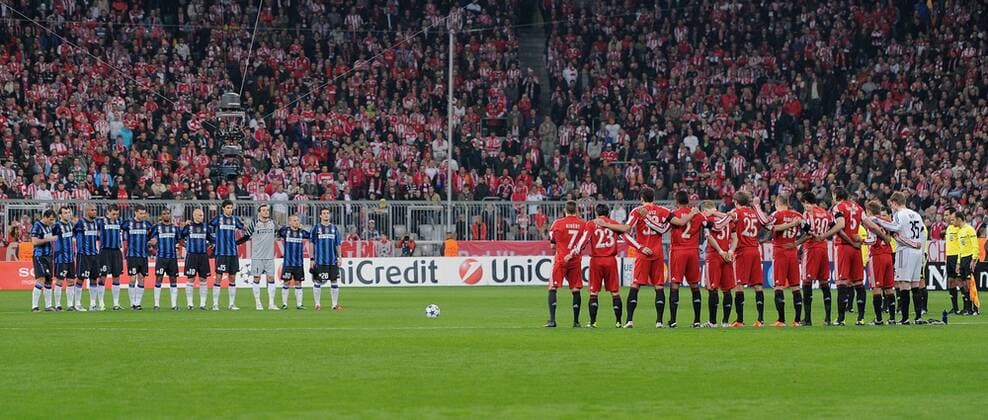 FC Bayern München (rot) - Inter Mailand (blau), FC Bayern Muenchen (re)- Inter Mailand Schweigeminute für die Opfer der Katastrophe von Japan 