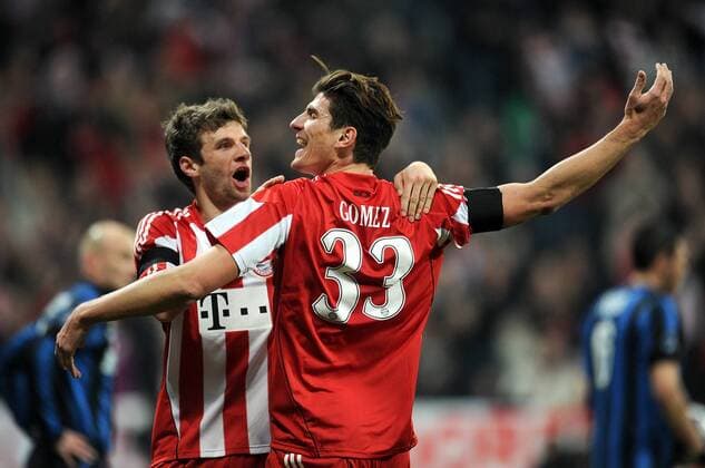 FC Bayern München (rot) - Inter Mailand (blau), Jubel nach dem Tor zum 1:1 mit Thomas Mueller, Mario Gomez (v. li., FC Bayern Muenchen) 