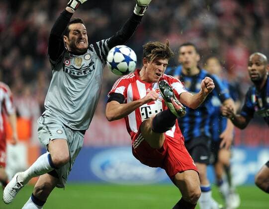 FC Bayern München (rot) - Inter Mailand (blau), Tor zum 1:1 von Mario Gomez (re, FC Bayern Muenchen) gegen Torwart Julio Cesar (li, Inter Mailand) 