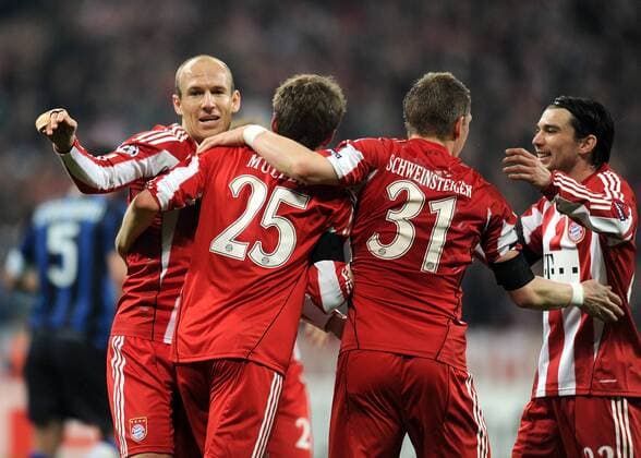 FC Bayern München (rot) - Inter Mailand (blau), Jubel nach dem Tor zum 2:1 mit Arjen Robben, Thomas Mueller, Bastian Schweinsteiger, Danijel Pranjic (v. li., FC Bayern Muenchen) 