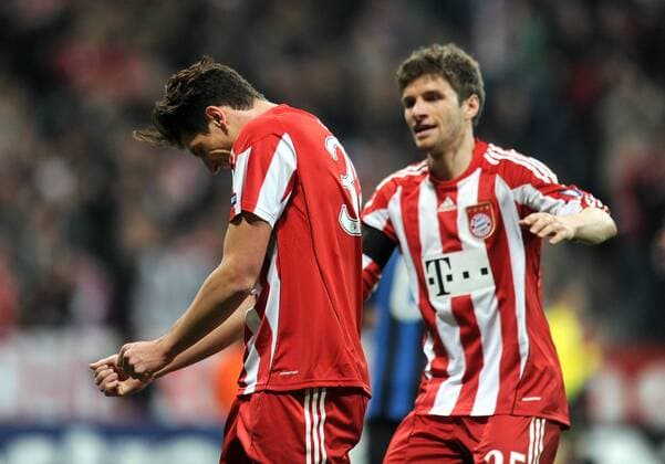 FC Bayern München (rot) - Inter Mailand (blau), Jubel nach dem Tor zum 1:1 mit Thomas Mueller, Mario Gomez (v. re., FC Bayern Muenchen) 