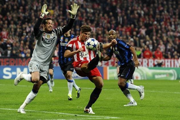 FC Bayern München (rot) - Inter Mailand (blau), Mario Gomez gegen Torwart Julio Cesar (Inter)  o0 Tor, Treffer, Gegentor
