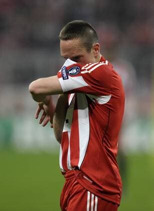 FC Bayern München (rot) - Inter Mailand (blau), Franck Ribery (München) wischt sich den Schweiß aus dem Gesicht. o0 Enttäuschung