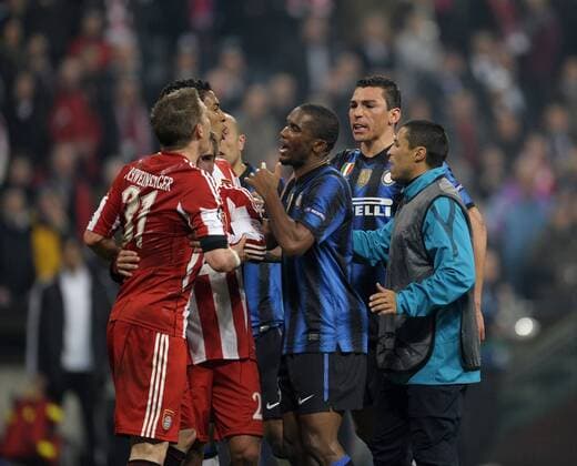 FC Bayern München (rot) - Inter Mailand (blau), Bastian Schweinsteiger (li, München) streitet sich hier mit Samuel Eto o (Mitte), und Lucio (2.R) und Ivan Cordoba (Inter Mailand, R) Spannung Gerangel, Rangelei Streit, streiten, Auseinandersetzung, Meinungsverschiedenheit o0 Etoo