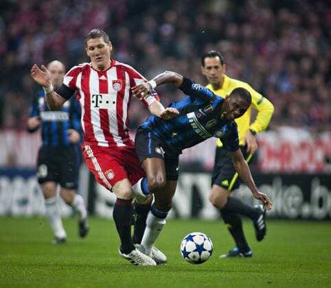 Bastian Schweinsteiger (FCB), Samuel Eto o (Inter) 15.03.2011 - FC Bayern München vs. Inter Mailand (blau) -