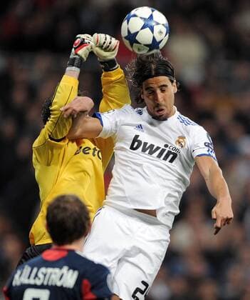 FUSSBALL CHAMPIONS LEAGUE SAISON 2010 2010 ACHTELFINALE Real Madrid - Olympique Lyon RÜCKSPIEL 16.03.2011 Torwart Hugo Lloris (li, Lyon) gegen Sami KHEDIRA (re, Madrid) 