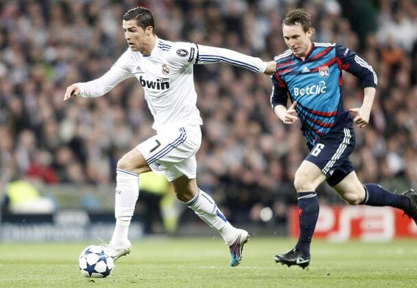 Real Madrid s Cristiano Ronaldo (L) against Olympique de Lyon s Kim Källstrom  (20114412)